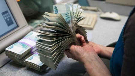 Azərbaycanda xarici valyutalara tələb azalıb, əhali isə dayanmadan rubl alır