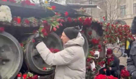Almanlar Berlində quraşdırılmış vurulmuş rus tankını gül-çiçəyə qərq etdilər